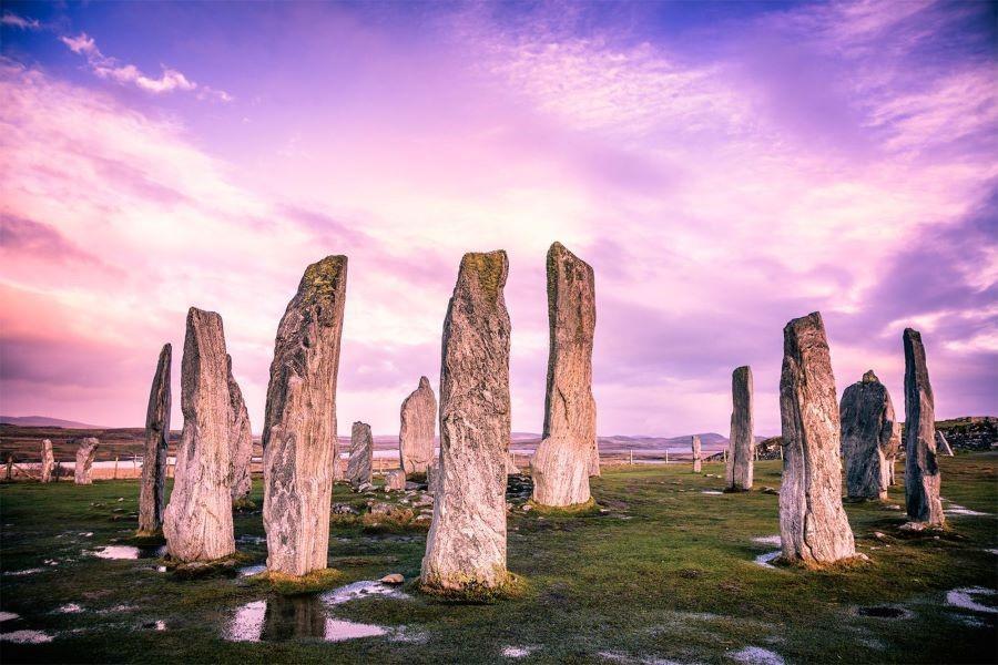 Edinburgh là thủ đô và là trung tâm chính trị-kinh tế quan trọng bậc nhất ở Scotland