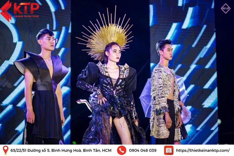 trang phục tái chế từ giấy đi catwalk