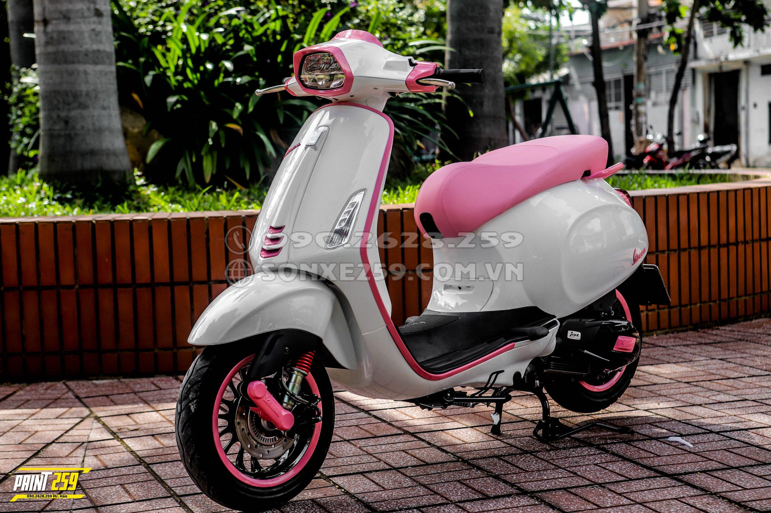 Vespa sơn dọn toàn bộ theo màu trắng hồng pastel